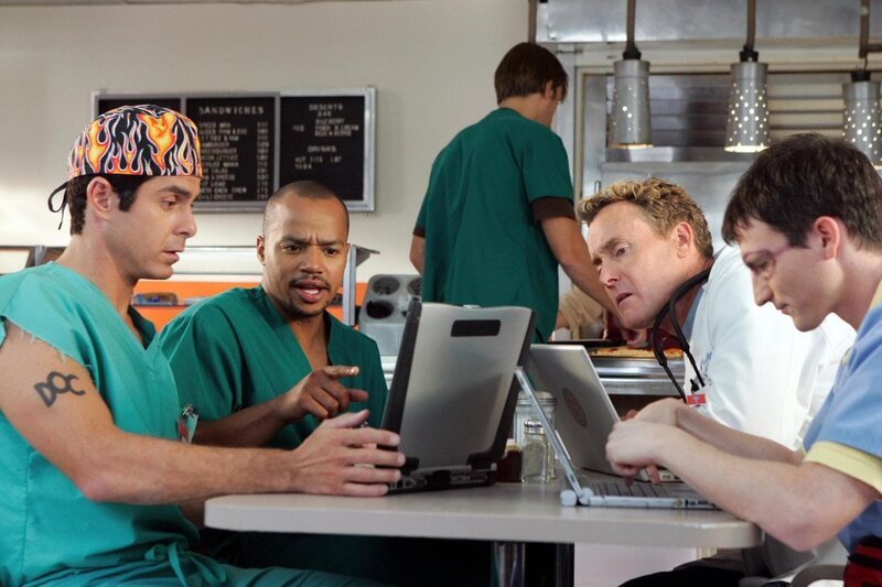 „Scrubs – Die Anfänger“, „Meine Tabellenführung.“ Dr. Kelso richtet eine Internetseite ein, auf der Patienten die Ärzte beurteilen können. Zu Dr. Cox’ aber auch zu Turks Missfallen erklimmt J.D. die Spitze des Rankings. Elliot kämpft mit ihrem Gewissen, als ihr eine liebgewonnene jedoch sterbenskranke Patientin gesteht, ihre Medikamente absichtlich überdosiert zu haben. Indes rätselt Carla, wie der völlig durchgeknallte Hausmeister eine liebenswerte, normale Freundin finden konnte.Im Bild (v.li.): Rob Maschio (Dr. Todd Quinlan), Donald Faison (Chris Turk), John C. McGinley (Dr. Perry Cox), Johnny Kastl (Dr. Doug Murphy). – Bild: ORF/​-. Andere Verwendung