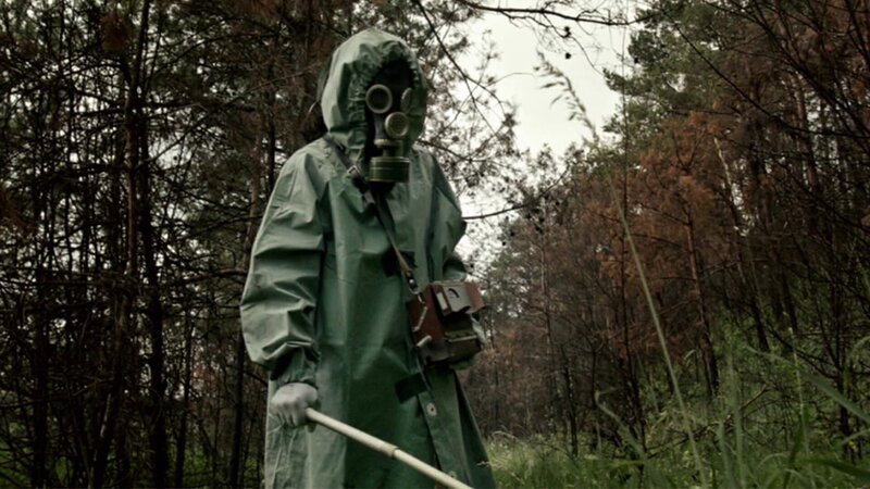 Person mit Gasmaske in einem Wald – Bild: The History Channel