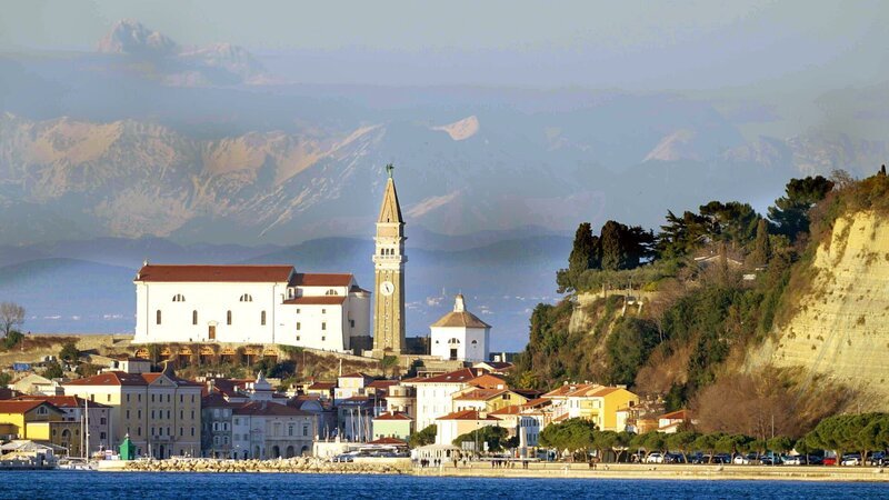 Blick auf Piran und die Alpen im Norden bei Bora, dem Wind, der für klare Sicht sorgt. – Bild: ORF/​ORF-Stmk