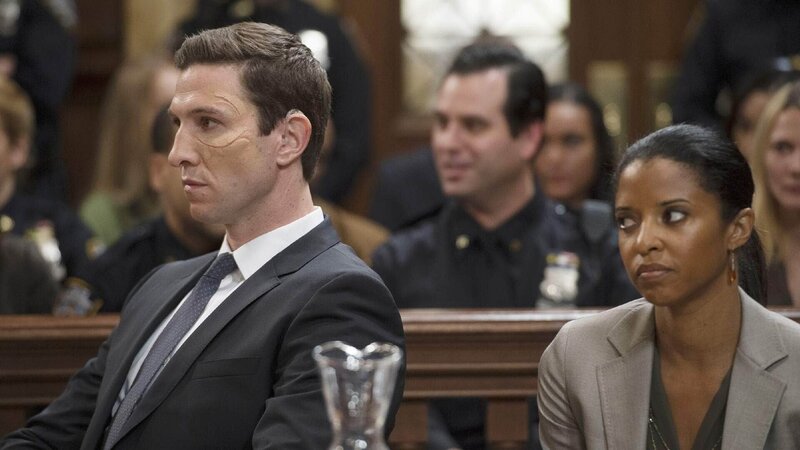 William Lewis (Pablo Schreiber), ein Serienvergewaltiger der eine Ermittlerin der SVU entführt und körperlich misshandelt hat, lässt auch vor Gericht keine Gelegenheit aus, sie weiter zu demütigen. – Bild: RTL /​ NBC Universal