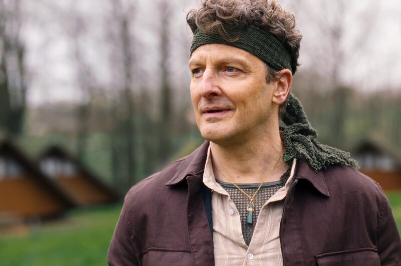 Xani (Holger Stockhaus) ist der Leiter des belgischen Demokratie-Camps. – Bild: ZDF und Philipp Pfeiffer