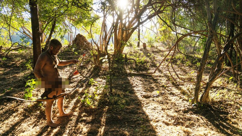 Matt bereitet Pfeil und Bogen vor. – Bild: Discovery Communications LLC