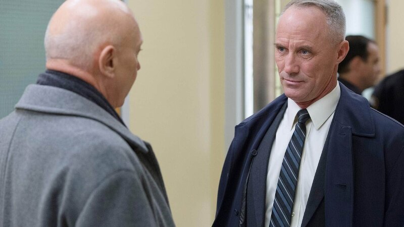 Der Leiter der Abteilung für innere Angelegenheiten, Lt. Tucker (Robert John Burke, r.), und Captain Don Cragen (Dann Florek) müssen klären, ob der Schusswechsel und die Verwundung eines Jungen durch einen Beamten gerechtfertigt war. – Bild: TVNOW /​ NBC Universal