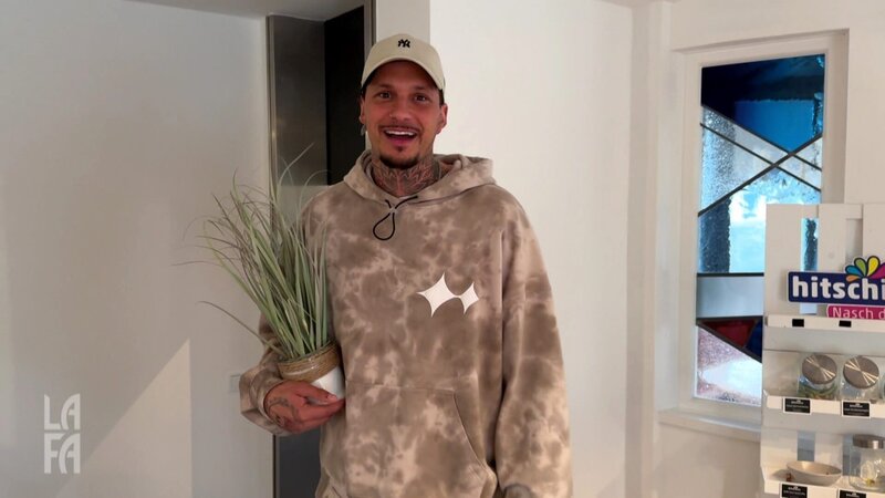 S04E03: Plot Twist im LaFa Kosmos: Warum sich Julia entschieden hat, doch zurückzukehren, erzählt sie am besten selbst. Yasin wird zum Pflanzen-Flüsterer, denn das neue Zimmer braucht lebendige Vibes. Und einen Decken-Topf. Hä? – Bild: RTLZWEI