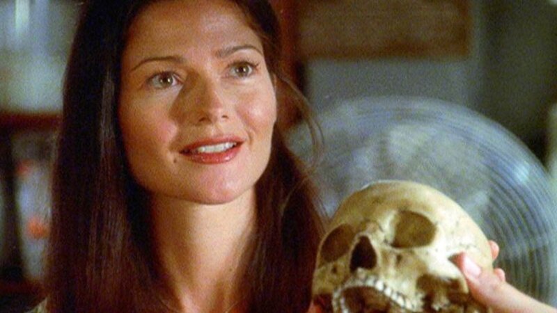 Nach langer Zeit ist sie wieder in der Gerichtsmedizin: Jordan (Jill Hennessy) wird mit einem Schädel begrüßt – ein komplizierter Fall wartet auf sie. – Bild: RTL /​ NBC Universal