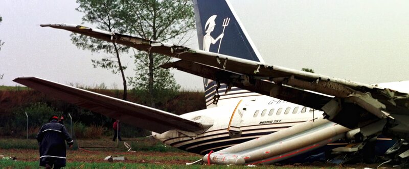 Ein Originalbild des Unglück der Boeing 757. Sie war bei der Landung weit über den Flughafen hinausgeschossen. – Bild: Raw Cut Television /​ ZDF und Raw Cut Television