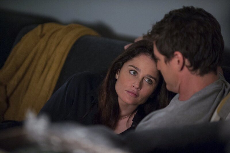 Nachdem Teresa (Robin Tunney, l.) sich dafür entschieden hat, ihrem Liebhaber Marcus (Pedro Pascal, r.) nach Washington zu folgen, ist ihre Beziehung viel inniger und sie genießen jede Minute miteinander … – Bild: Warner Bros. Television