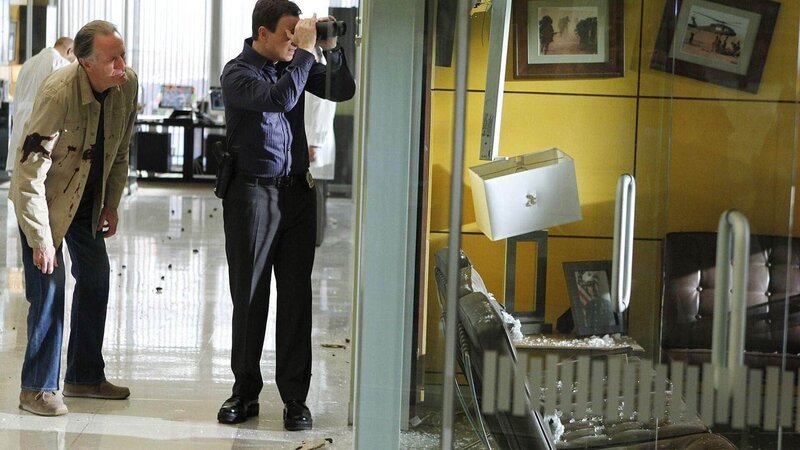 Mac Taylor (Gary Sinise, r.) bekommt Besuch von seinem ehemaligen Kollegen William Hunt (Peter Fonda) – mit bösen Folgen: Kaum hat dieser das Büro betreten, wird aus dem Gebäude gegenüber wild gefeuert. – Bild: MG RTL D /​ CBS