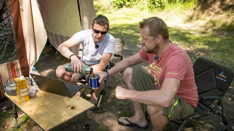 Langschläfer am Bergwitzsee. Lars und Holger kommen morgens nur schwer aus ihrem Schlafsack. Sie sind aber nicht zum Urlaub auf dem Campingplatz, sondern dienstlich unterwegs. Beim Musikfestival „Melt“ kontrollieren sie bis morgens um vier die Bass-Lautstärke. Damit sich die Anwohner nicht beschweren. – Bild: MDR/​timeline