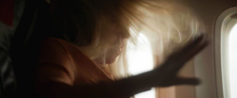 Der plötzliche Druckabfall lässt einen Sturm durch die Kabine fegen. – Bild: Raw Cut Television /​ ZDF