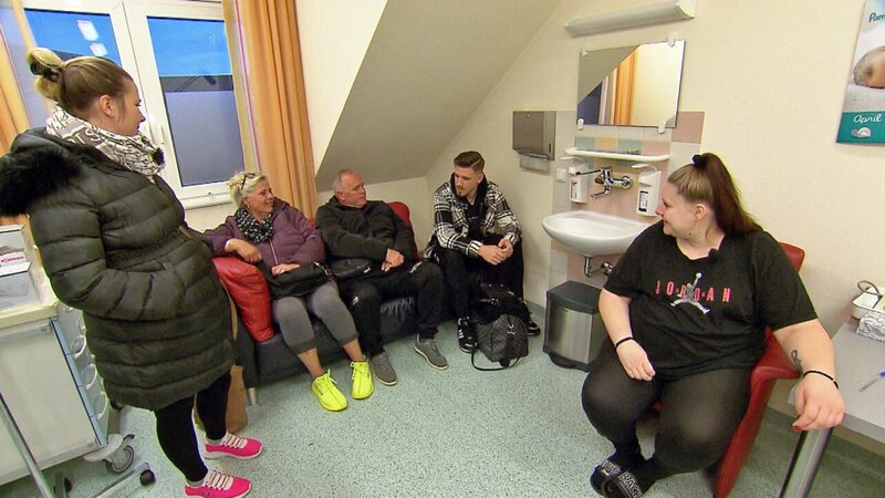 Silvia und ihre Familie kehren vorzeitig von ihrem Türkei-Urlaub zurück, um bei der Geburt von Lavinias Baby dabei zu sein. – Bild: RTLZWEI