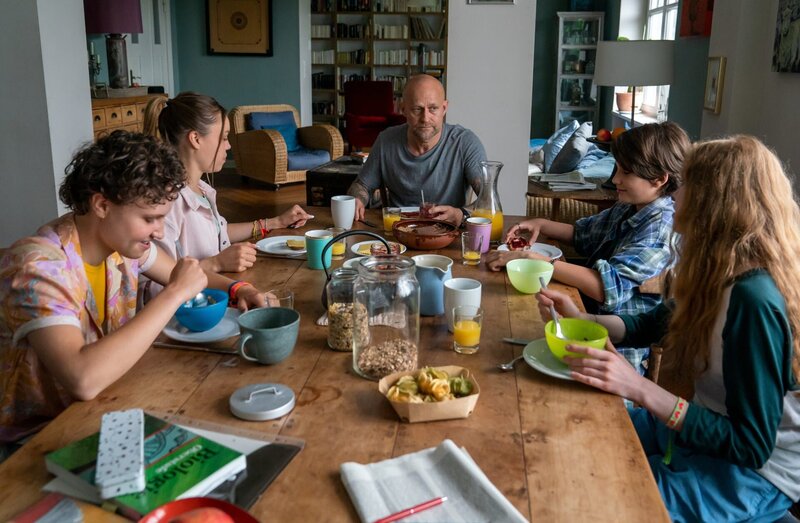 Tommy (Linus Kranich, 2.v.r.) wird fürsorglich von Roberts (Jürgen Vogel, M.) Töchtern Charlotta (Lea Zoë Voss, 2.v.l.), Stella (Luna Jordan, l.) und Emmi (Bella Bading, r.) aufgenommen. – Bild: ZDF und Oliver Feist