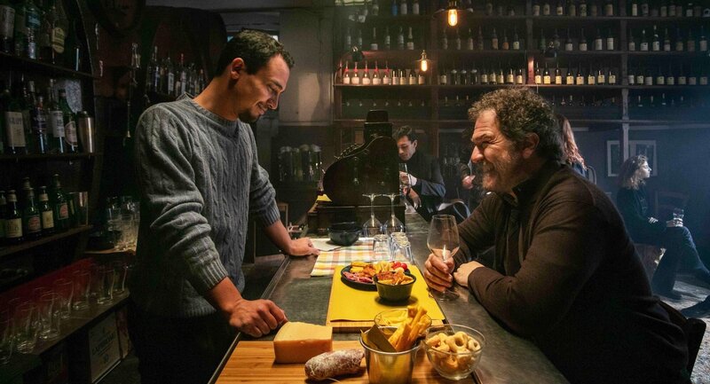 Petras zweiter Exmann Lorenzo und ihr Kollege Antonio sind Seelenverwandte (v.li.: Simone Liberati, Andrea Pennacchi). – Bild: ORF/​Beta Film/​LUISA CARCAVALE