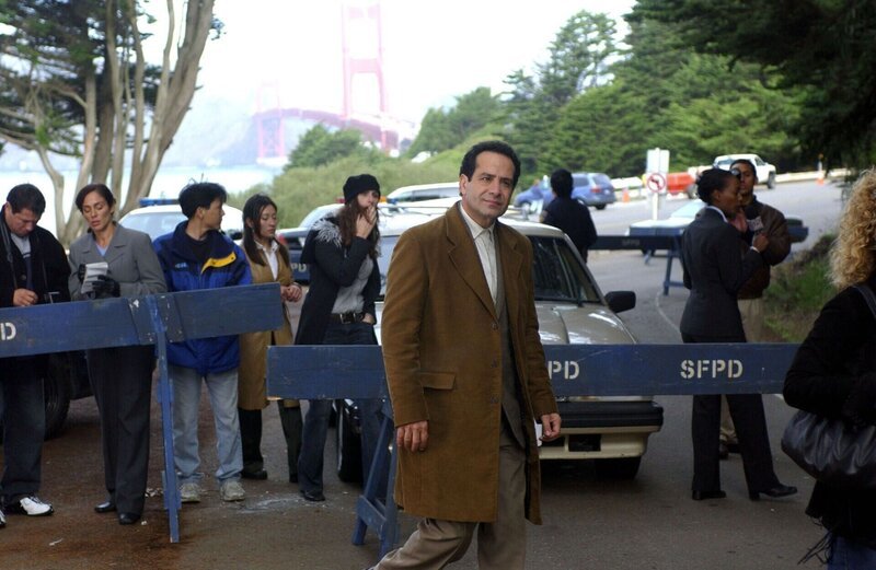 Monk (Tony Shalhoub, Mi.) begutachtet den Tatort. – Bild: RTL /​ Mr. Monk, sein Bruder und drei Kuchen