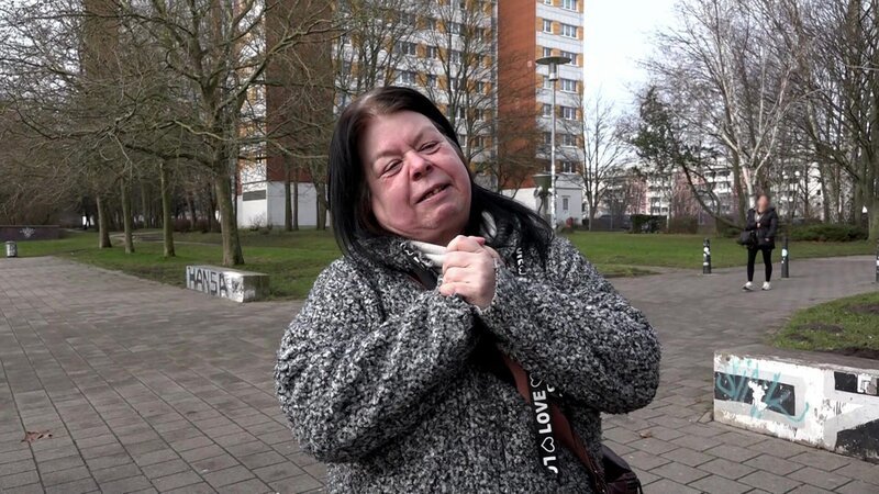S12E50: Pamela genießt unterdessen ihre Bekanntheit: Sie ist seit über zwei Jahren bei „Hartz und herzlich“ dabei und wird bei einem Stadtspaziergang von Fans umringt. – Bild: RTLZWEI