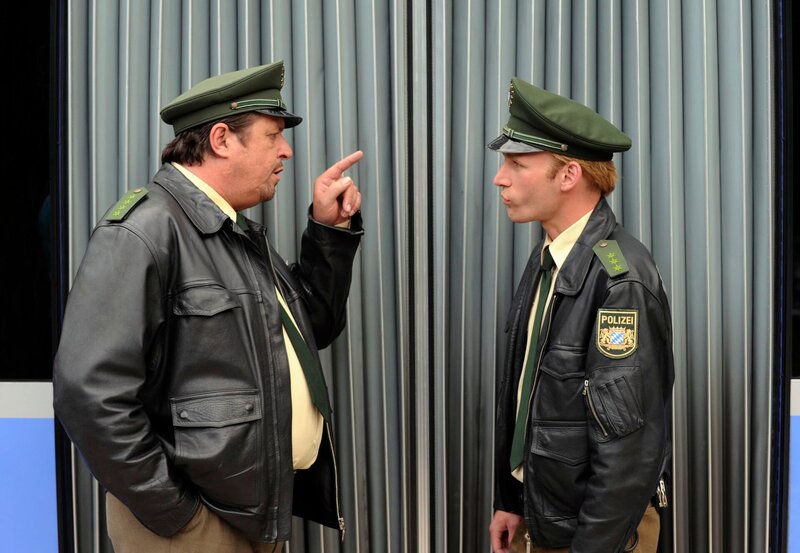 Einsatz für Xaver (Andreas Giebel, links) und Felix (Florian Karlheim). Eine Fahrkartenkontrolle in einem Linienbus ist aus dem Ruder gelaufen. Xaver und Felix sondieren die Lage. – Bild: BR