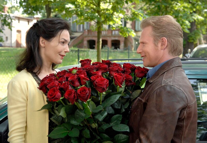 Oliver (Konstantin Gaudus, r.), voller Reue und erschreckt durch den schnellen Auszug von Katja (Julia Stemberger, l.), fährt mit einem gigantischen Strauß roter Rosen zur Schule. – Bild: ARD/​Claudius Pflug