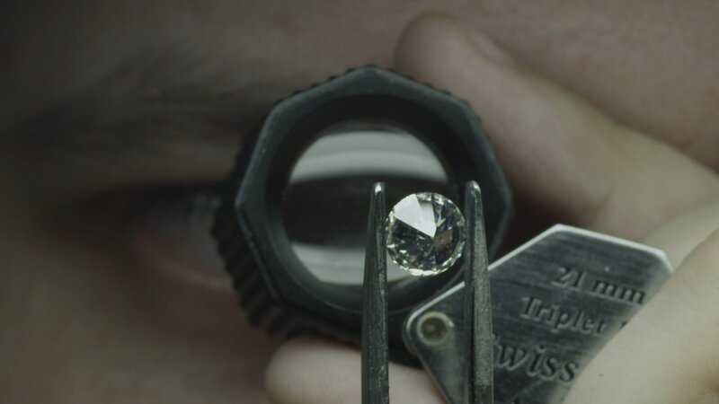 Magnifying glass examining newly cut and polished diamond – Bild: SBS Discovery Media