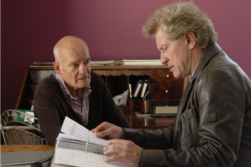 Kriminalhauptkommissar Ivo Batic (Miroslav Nemec, rechts) befragt Herrn Greindl (Hans-Michael Rehberg). – Bild: BR/​Barbara Bauriedl