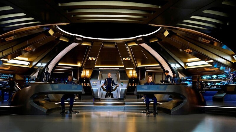 Lieutenant Commander Airiam (Sara Mitich, 2.v.l.), Lieutenant Junior Grade Joann Owosekun (Oyin Oladejo, 3.v.l.); Saru (Doug Jones, m.), Lieutenant Keyla Detmer (Emily Coutts, 4.v.r.), Michael Burnham (Sonequa Martin-Green, 3.v.r.) – Bild: Russ Martin /​ Paramount/​CBS
