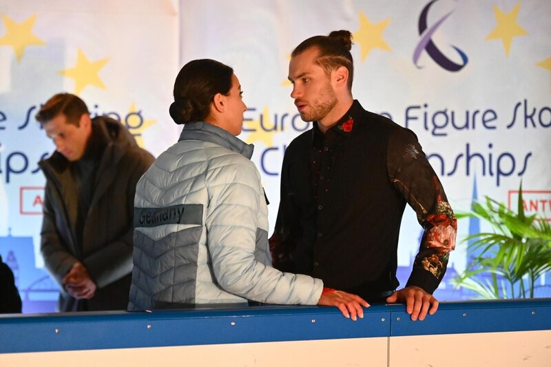 Charlotte „Charlie“ (Shaolyn Fernandez) versucht Milan (Vitali Huk, r.) aufzubauen, als der an seiner Leistung zweifelt. Links hinten Deniz (Igor Dolgatschew) – Bild: RTL /​ Julia Feldhagen