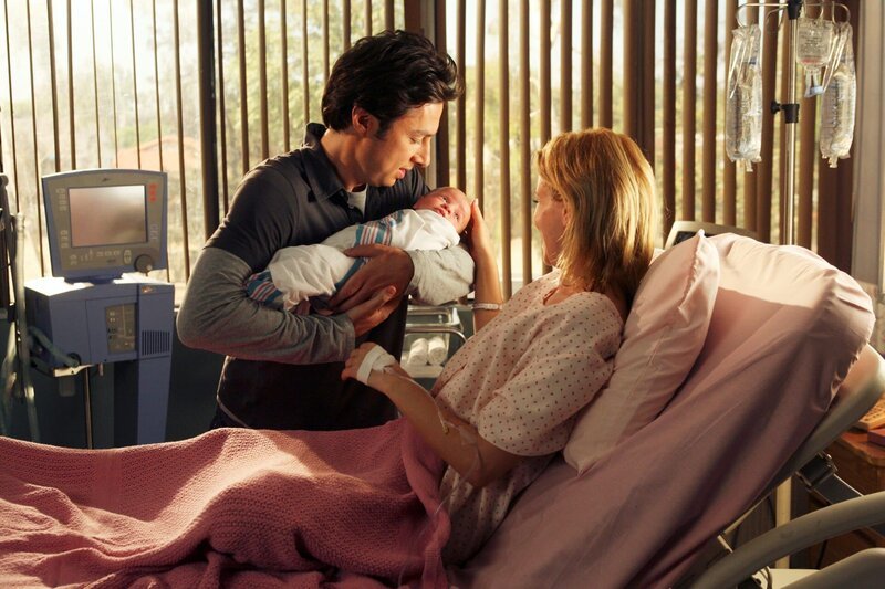 Für das Wohlergehen ihres Sohnes sehen J.D. (Zach Braff, l.) und Kim (Elizabeth Banks, r.) über ihre Probleme hinweg … – Bild: ORF/​Disney