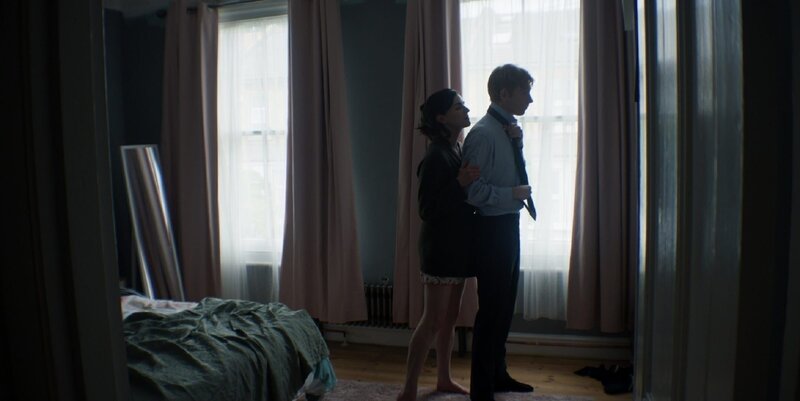 Lynn (Aisling Bea) steht Jack (Domhnall Gleeson) zur Seite, bevor er auf eine Beerdigung geht doch nicht alles ist so, wie es scheint. – Bild: Max Smeds /​ ZDF