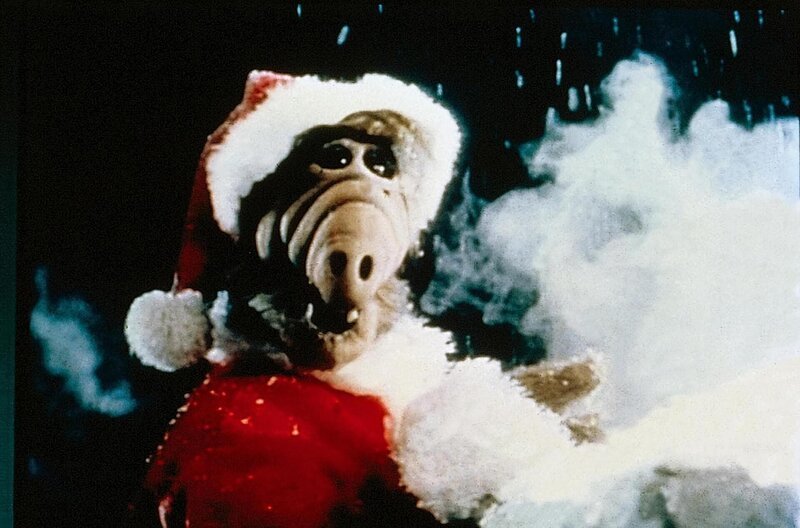 Alf spielt den Weihnachtsmann fuer ein todkrankens Kind. – Bild: Nitro