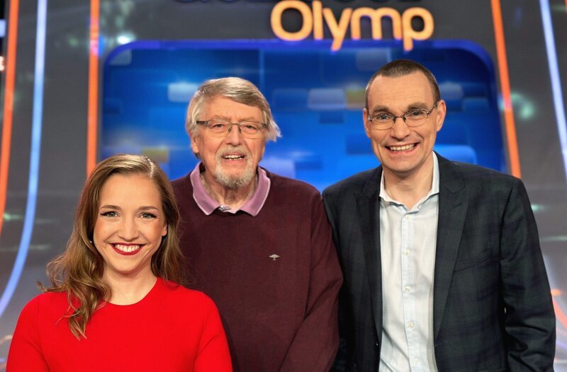 Quizduell-Olymp: Marie-Louise Finck (l.), Prof. Eckhard Freise (M.) und Thorsten Zirkel (r.) – Bild: ARD/​ITV Studios