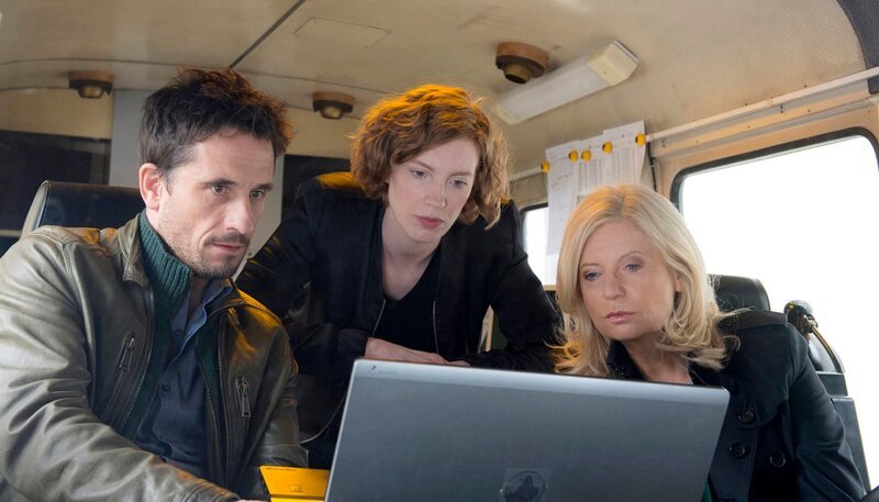 Die Bremer Hauptkommissare Inga Lürsen und Stedefreund bekommen Unterstützung von BKA-Kollegin Linda Selb. (v.l.: Hauptkommissar Stedefreund (Oliver Mommsen), BKA-Kollegin Linda Selb (Luise Wolfram), Hauptkommissarin Inga Lürsen (Sabine Postel)) – Bild: Radio Bremen/​Christine Schroeder