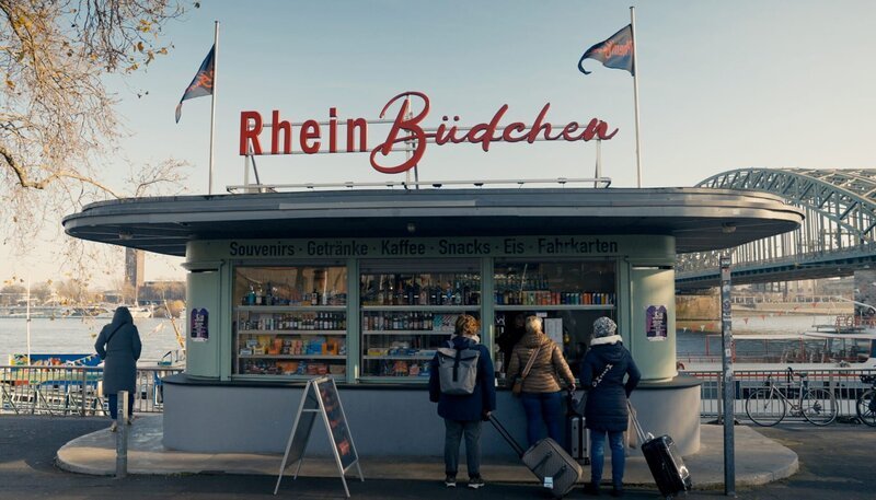 Das Rhein-Büdchen ist eine Anlaufstelle für viele Touristen. – Bild: WDR/eitelsonnenschein / WDR Kommunikation/Redaktion Bild Das Rhein-Büdchen ist eine Anlaufstelle für viele Touristen. – Bild: WDR/eitelsonnenschein / WDR Kommunikation/Redaktion Bild