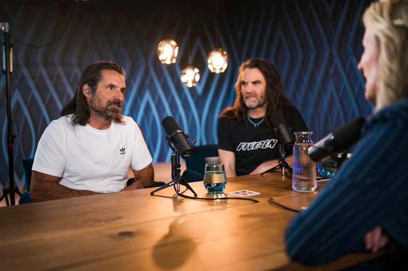 v.li.: Alexander Huber, Thomas Huber und Monika Gruber während ServusTVs „Die Gruaberin – Vodcast“ in Salzburg, Österreich. – Bild: ServusTV /​ Sebastian Marko