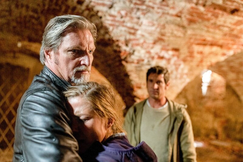 Nadine Brandl (Mona Kospach, M.) ist erschüttert von ihrem eigenen Tun. Major Carl Ribarski (Stefan Jürgens, l.) hält sie schützend im Arm, um ihr Kraft zu geben. Bezirksinspektor Klaus Lechner (Andreas Kiendl, r.) hält sich zurück und überlässt Carl das Handeln. – Bild: ORF/​Satel Film/​Toni Muhr