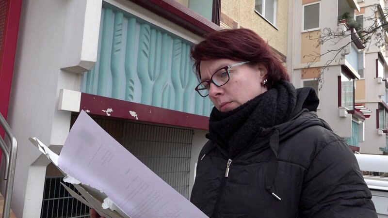 Damians Freundin Katharina versetzt ein Brief ihres Arbeitgebers derweil in Schockstarre. Was teilt er ihr mit? – Bild: RTLZWEI