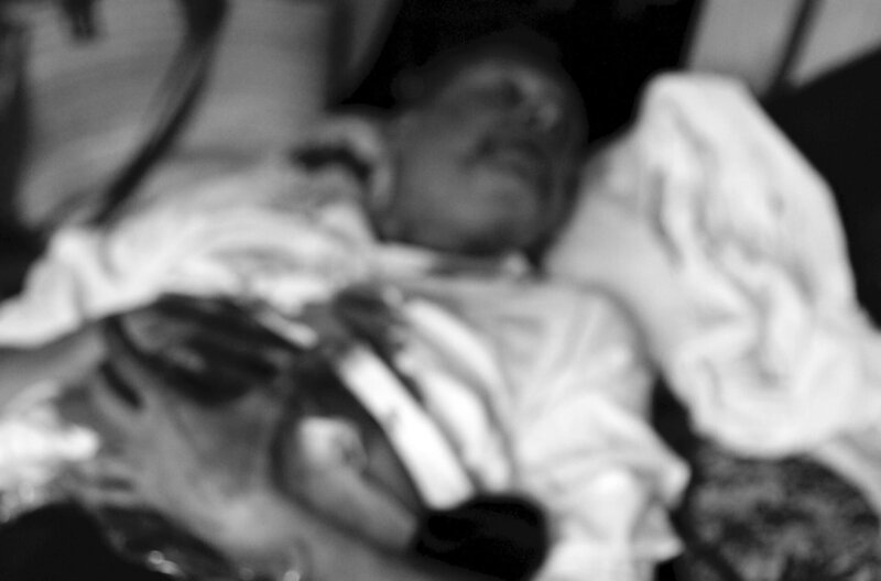 27. Juli 1890. Vincent van Gogh hat eine tiefe Schusswunde im Bauch. Die Kugel kann nicht herausgeholt werden. – Bild: Rebecca Hoppé