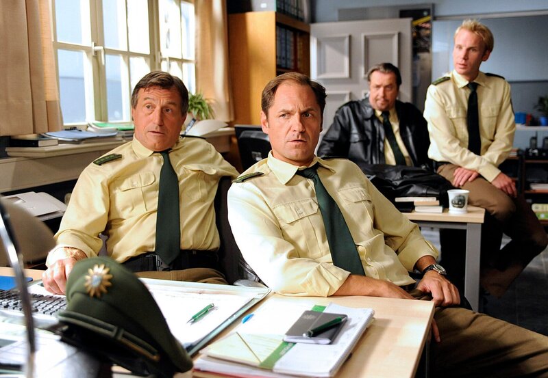 Niemand auf dem Revier glaubt, dass Gaby nicht lesen kann. V.l.n.r. Fred Müller (Johann Schuler), Hans Kneidl (Winfried Frey), Xaver Bartl (Andreas Giebel), Felix Kandler (Florian Karlheim). – Bild: ARD/​Barbara Bauriedl