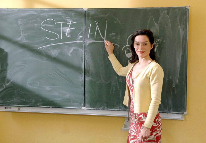 hr-fernsehen DIE STEIN (1), Herz über Kopf, 26-teilige Fernsehserie, Deutschland. Zum ersten Mal steht Lehrerin Katja Stein (Julia Stemberger) vor ihrer neuen Klasse. – Bild: HR/​ARD/​Claudius Pflug