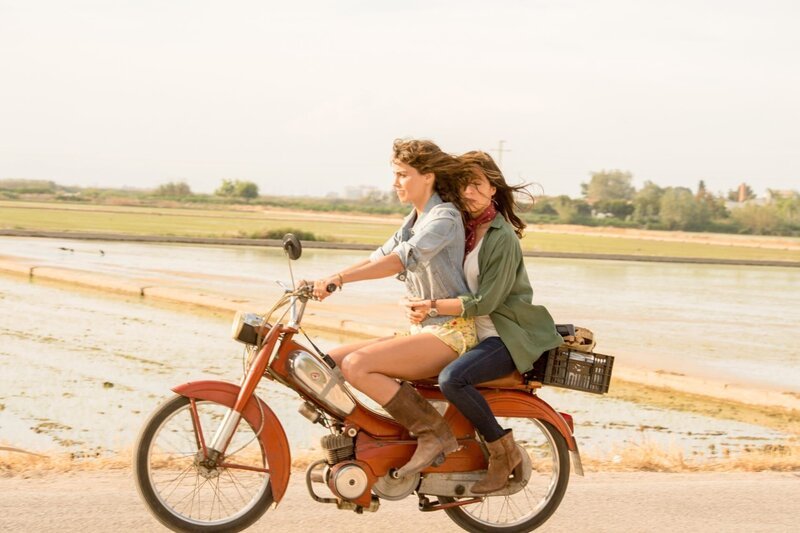 Verónica (Irene Arcos, l.); Alejandra (Verónica Sánchez, r.) – Bild: ORF/​Beta Film/​Moviestar/​MARIA HERAS