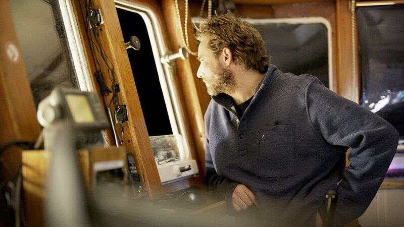 Jake Anderson im Steuerhaus mit Blick aus dem Fenster – Bild: Warner Bros. Discovery