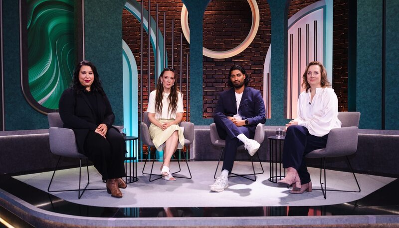 Zu Gast bei Moderatorin Carolin Kebekus (2. v.l.): v.l.n.r. Ikram Errahmouni-Rimi (Referentin für Vielfalt und Antidiskriminierung bei der Polizei Bremen und selbstständige Antidiskriminierungsexpertin), Said Etris Hashemi (Autor und politischer Aktivist) und Julia Duchrow (Generalsekretärin bei Amnesty International Deutschland). – Bild: WDR/​Ben Knabe