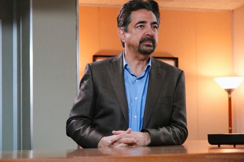 Gemeinsam mit Reid versucht Rossi (Joe Mantegna) den Mörder von Riley zu finden. Das ist allerdings keine leichte Aufgabe, da der Fall schon einige Jahre zurückliegt … – Bild: 13th Street