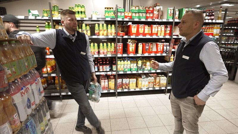 Markus (li.) und Yusuf im Gespräch – Bild: RTLZWEI