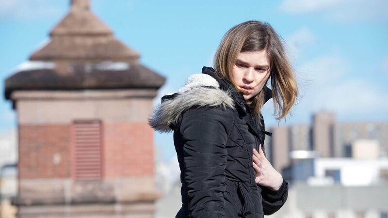 Avery (Fiona Robert) und ihr Freund werden im Haus ihrer Eltern brutal überfallen. Die Ermittler finden sie völlig aufgelöst auf dem Dach des Hauses … – Bild: TVNOW /​ NBC Universal