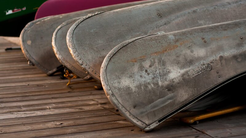 Canoes on a dock in early spring. – Bild: DGerriePhotography /​ Getty Images/​iStockphoto /​ iStockphoto /​ DGerriePhotography