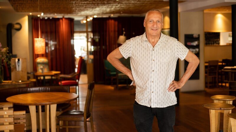 Ulrich Portenlänger im Garten seiner Wirtschaft.; Ulrich Portenlänger in seiner Wirtschaft. – Bild: BR/​Marie Wald