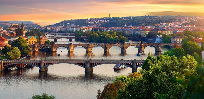 Eine Station auf der Reise durch Tschechien: die schöne Stadt Prag mit der berühmten Karlsbrücke. – Bild: WDR/​mauritius images/​Sergii Kolesnyk