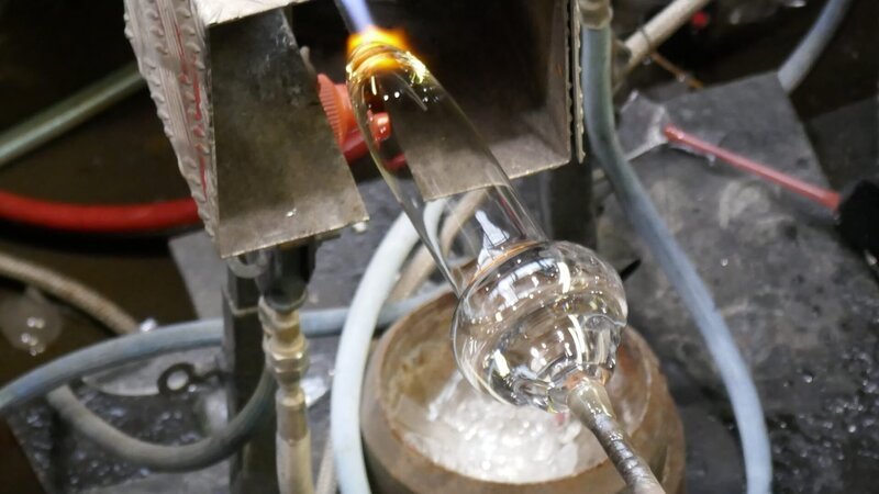 Hand blown glass with hot ovens – Bild: SBS Discovery Media