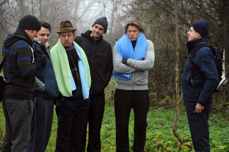 Bamberger und seine Männer verlässt ob der Kälte der Mut, in den See zu springen. Nun muss eine Ausrede für die Frauen her. Von links: Ludwig (Martin Wenzl), Florian Brunner (Tommy Schwimmer), Mike Preissinger (Harry Blank), Sebastian Wildner (Herbert Ulrich), Bürgermeister Schattenhofer (Werner Rom) und Roland Bamberger (Horst Kummeth). – Bild: BR/​Marco Orlando Pichler