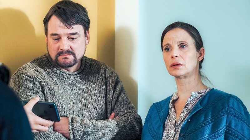Die Wahrheit ist für Britta (Julia Jäger) und ihren Mann Jörg Segelbacher (Christian Beermann) ein Schock. – Bild: ORF/​ZDF/​Tobias Platow