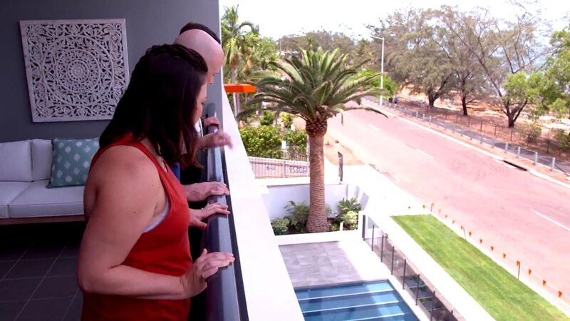 Harry und Sarah waren früher Arbeitskollegen und sind seit neun Jahren verheiratet. Nun will das Paar aus Frisco, Texas, die Staaten verlassen und nach Darwin in Australien auswandern, um sich ein neues Leben aufzubauen. Sarah wünscht sich ein Domizil mit Meerblick im beliebten Uferviertel, für Harry hat die Nähe zu seinem Arbeitsplatz Vorrang. Am Ende werden aber andere über ihr Heim entscheiden: Die zwei Hunde des Paares brauchen ein haustierfreundliches Plätzchen. – Bild: HGTV /​ Tanja Bachetzky